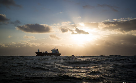 Foto Schiff im Sonnenaufgang auf der Nordsee von Ronny Walter