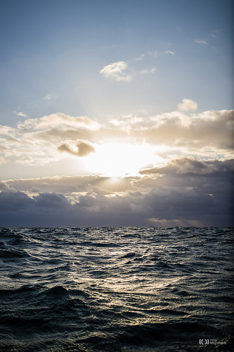 Foto Die Sonne bricht durch die Wolken auf der Nordsee von Ronny Walter