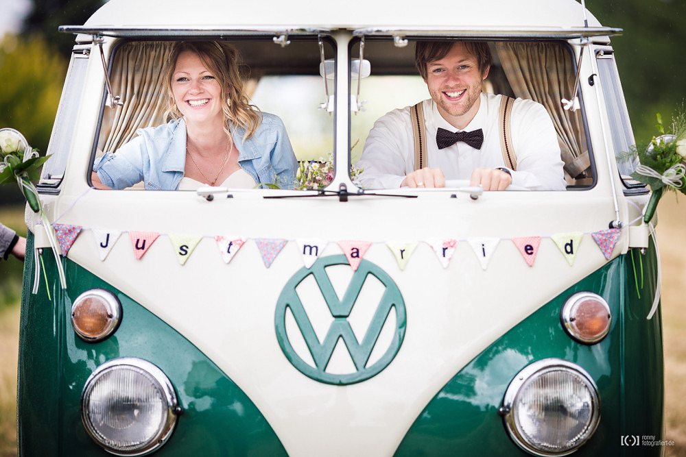 Foto Hochzeitsfotos im Regen mit Picknick und VW T1 Bus von Ronny Walter
